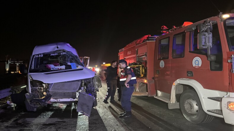 Antalya’da tır ile çarpışan minibüsün sürücüsü yaralandı