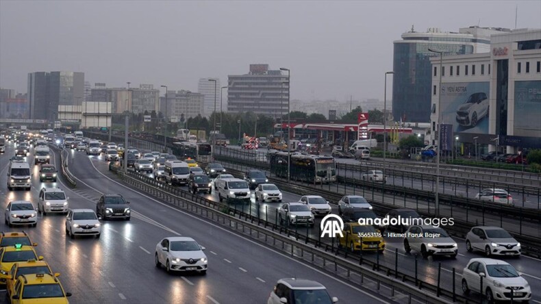 İstanbul’da haftanın ilk iş günü yağışın da etkisiyle trafik yoğunluğu arttı