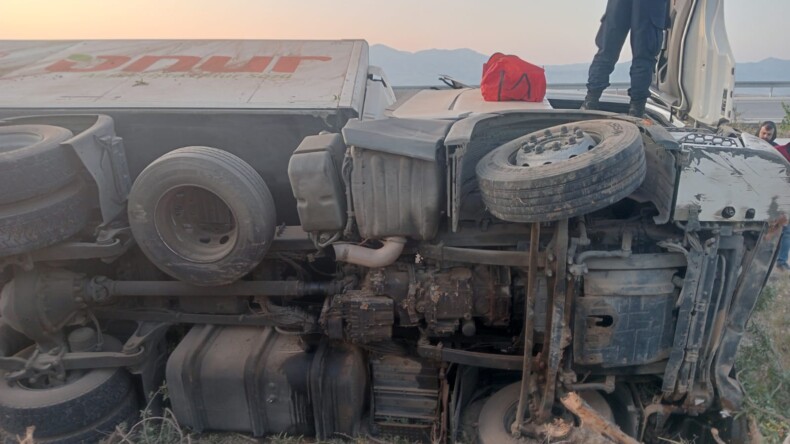 Burdur’da şarampole devrilen tırın sürücüsü yaralandı