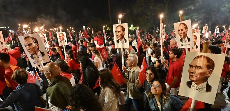 Antalya’da fener alayı düzenlendi