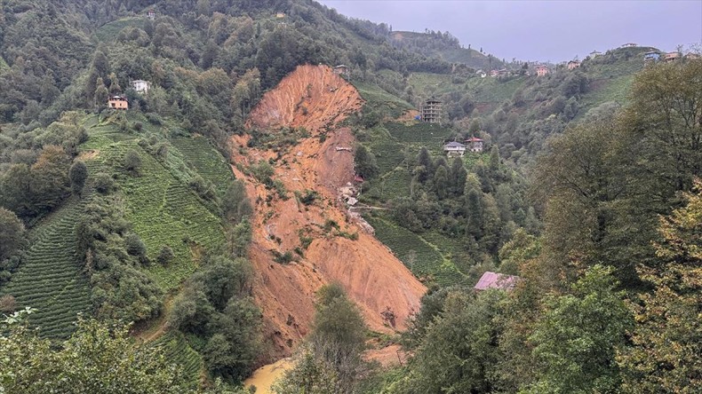 Rize’de heyelan sonucu 2 ev toprak altında kaldı