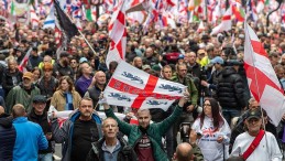 Londra’da aşırı sağcılar ile ırkçılık karşıtları karşılıklı eylem düzenledi