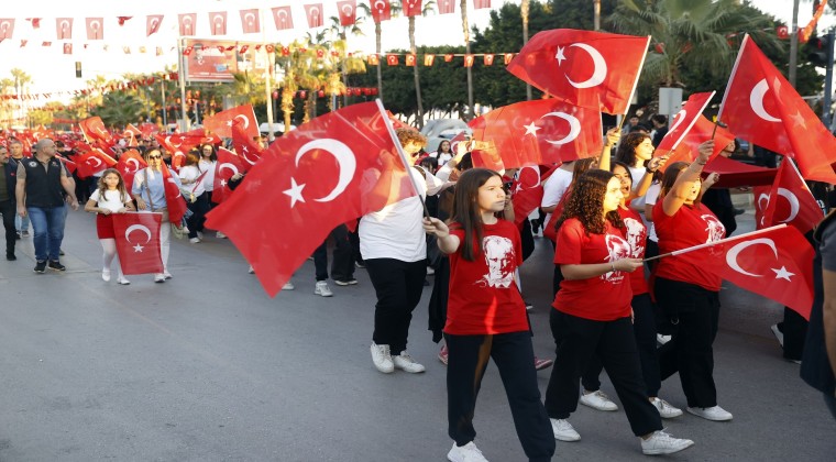 Mersin’de 101 metre Türk bayrağıyla Cumhuriyet yürüyüşü düzenlendi