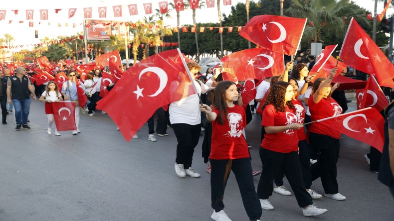 Mersin’de 101 metre Türk bayrağıyla Cumhuriyet yürüyüşü düzenlendi