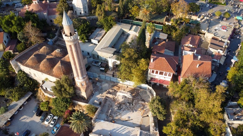 Antalya’nın simgesi Yivli Minare bölgesindeki kazılarda yeni bulgulara ulaşıldı