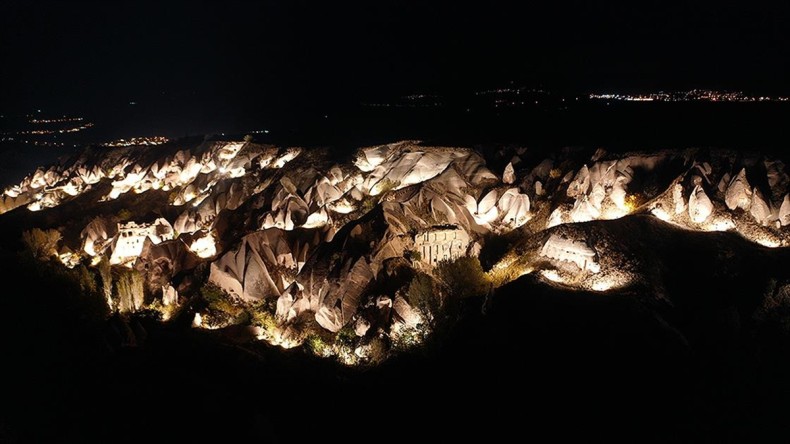 Kapadokya’nın peribacalarıyla kaplı vadisi “Güvercinlik” gece de turist çekecek