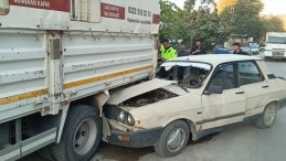 Adana’da park halindeki kamyonete çarpan otomobildeki 3 kişi yaralandı