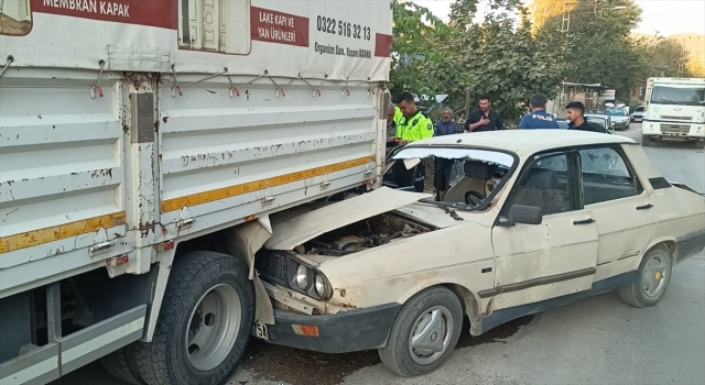 Adana’da park halindeki kamyonete çarpan otomobildeki 3 kişi yaralandı