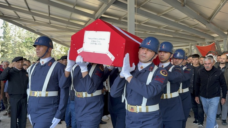 Muğla’daki trafik kazasında yaşamını yitiren uzman çavuşun cenazesi Adana’da defnedildi