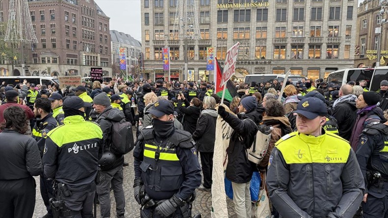 Amsterdam’da Filistin destekçilerine sert polis müdahalesi