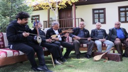 Burdur’da tarihi kültür evinde yöresel müzik dinletisi sunuldu