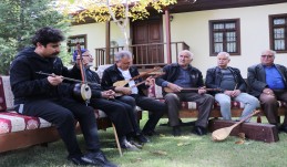 Burdur’da tarihi kültür evinde yöresel müzik dinletisi sunuldu