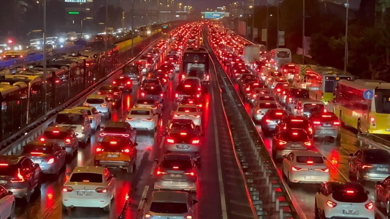 İstanbul’da haftanın son mesai gününde trafik felç oldu