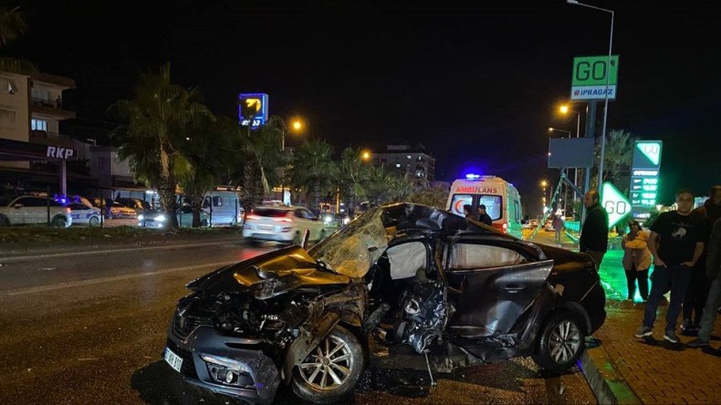 Antalya’da tur otobüsü ile çarpışan otomobilin sürücüsü öldü