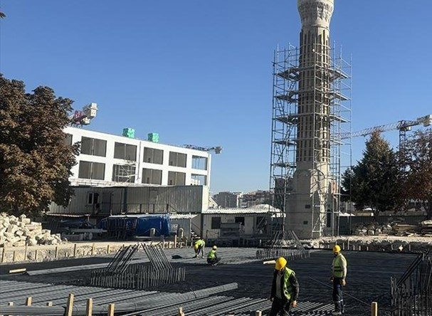 Depremde yıkılan “Yeni Cami”nin inşasında zemin çalışmaları tamamlandı