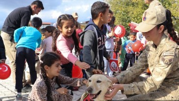 Hatay’da jandarma ekipleri çocuklarla buluştu