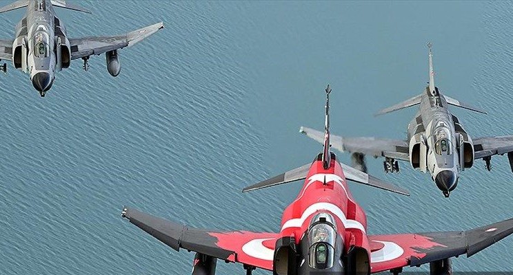 Eskişehir’de “F-4E Phantom” uçaklarından yer hedeflerine taarruz eğitimi uçuşu